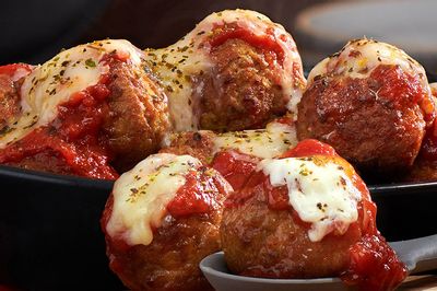 Papa Murphy’s Take ’N’ Bake Pizza Showcases their Hearty Meatballs & Marinara